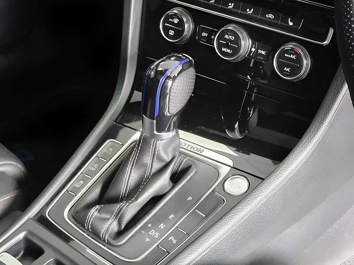Used 2017 Volkswagen Golf R Lapiz Blue - Interior and Exterior details 10