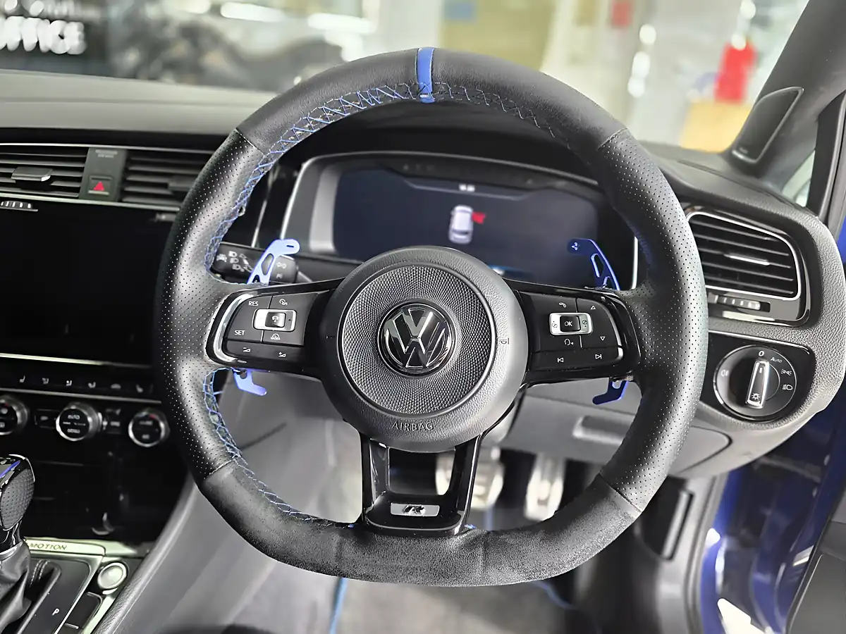 Used 2017 Volkswagen Golf R Lapiz Blue - Interior and Exterior details 11