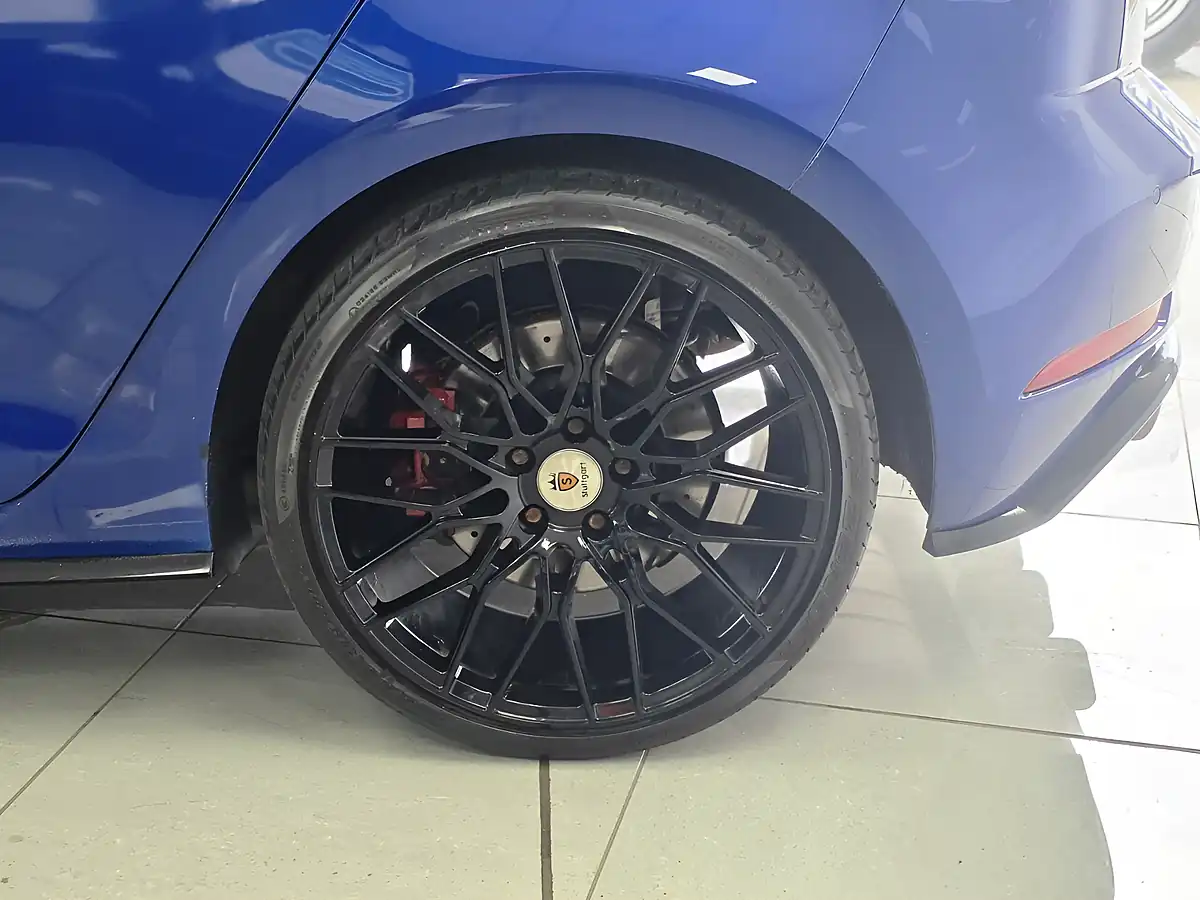 Used 2017 Volkswagen Golf R Lapiz Blue - Interior and Exterior details 17