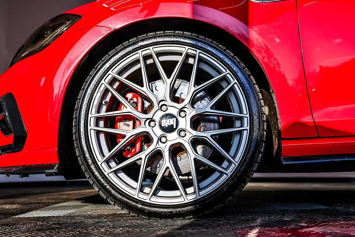 Used 2017 Volkswagen Golf R Red - Interior and Exterior details 16