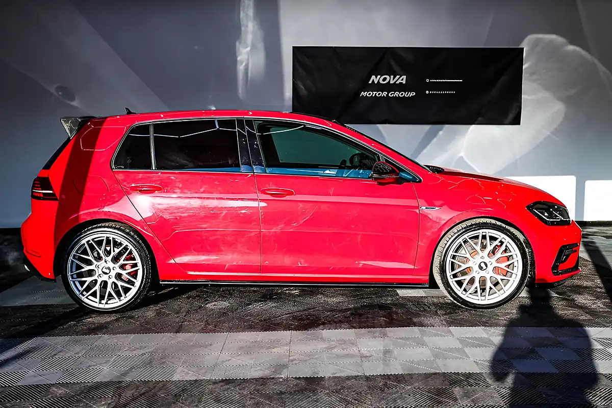 Used 2017 Volkswagen Golf R Red - Interior and Exterior details 5