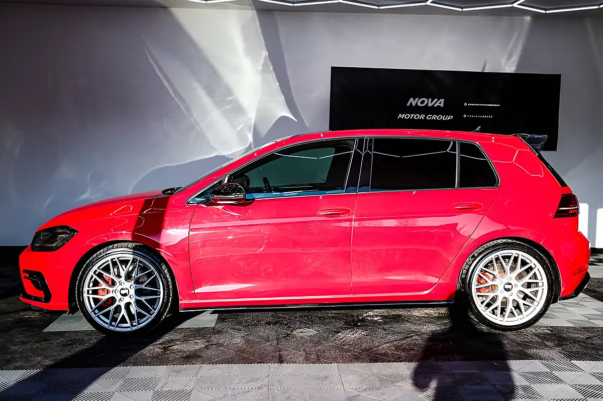 Used 2017 Volkswagen Golf R Red - Interior and Exterior details 6