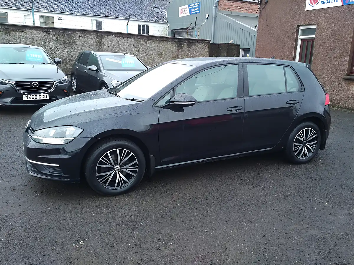 Used 2017 Volkswagen Golf Se Black - Front View