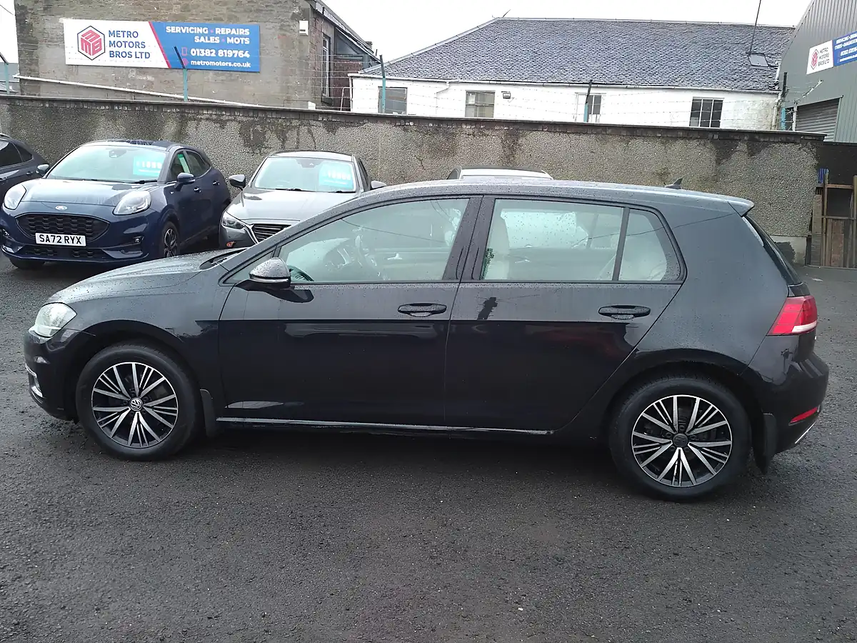 Used 2017 Volkswagen Golf Se Black - Interior and Exterior details 2