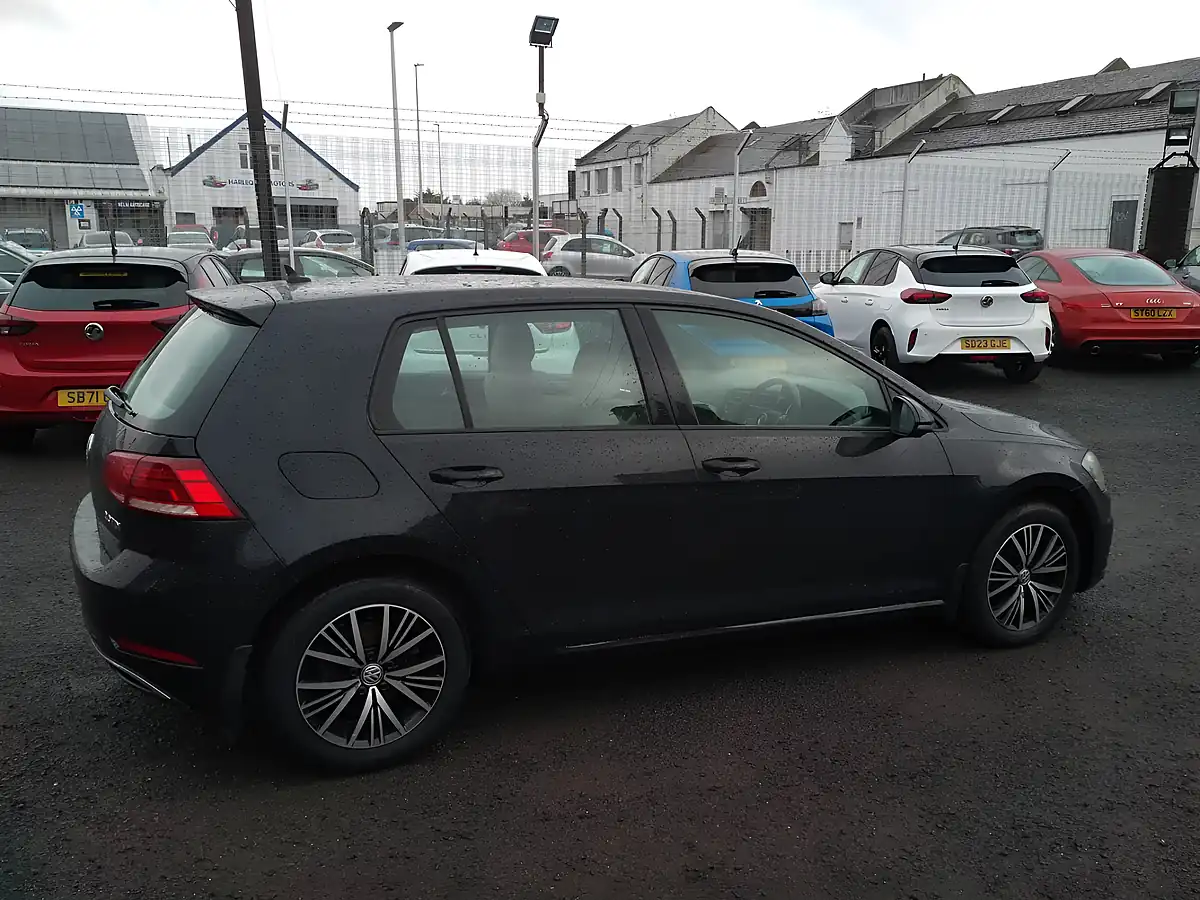 Used 2017 Volkswagen Golf Se Black - Interior and Exterior details 6