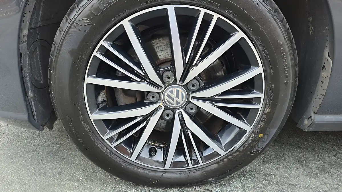 Used 2017 Volkswagen Golf Se Nav Grey - Interior and Exterior details 16
