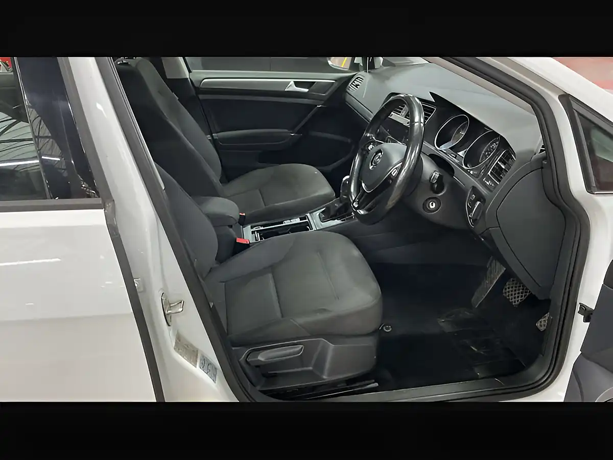 Used 2017 Volkswagen Golf Se Nav Pure White - Interior and Exterior details 9