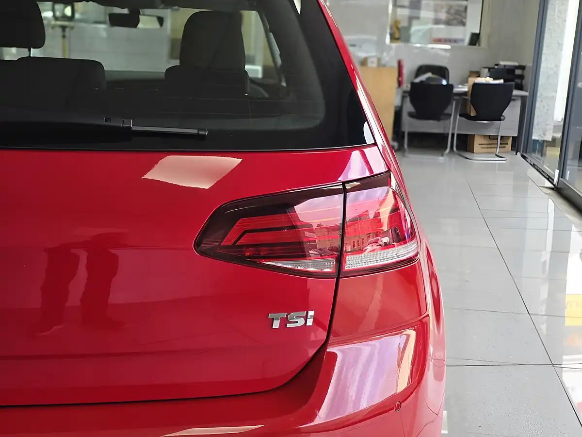 Used 2017 Volkswagen Golf Se Nav Red - Interior and Exterior details 15