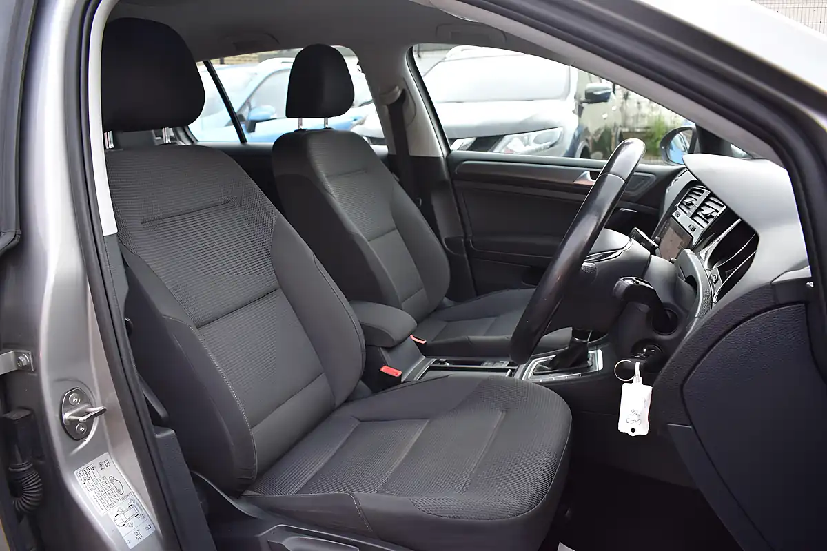 Used 2017 Volkswagen Golf Se Nav Silver - Interior and Exterior details 8