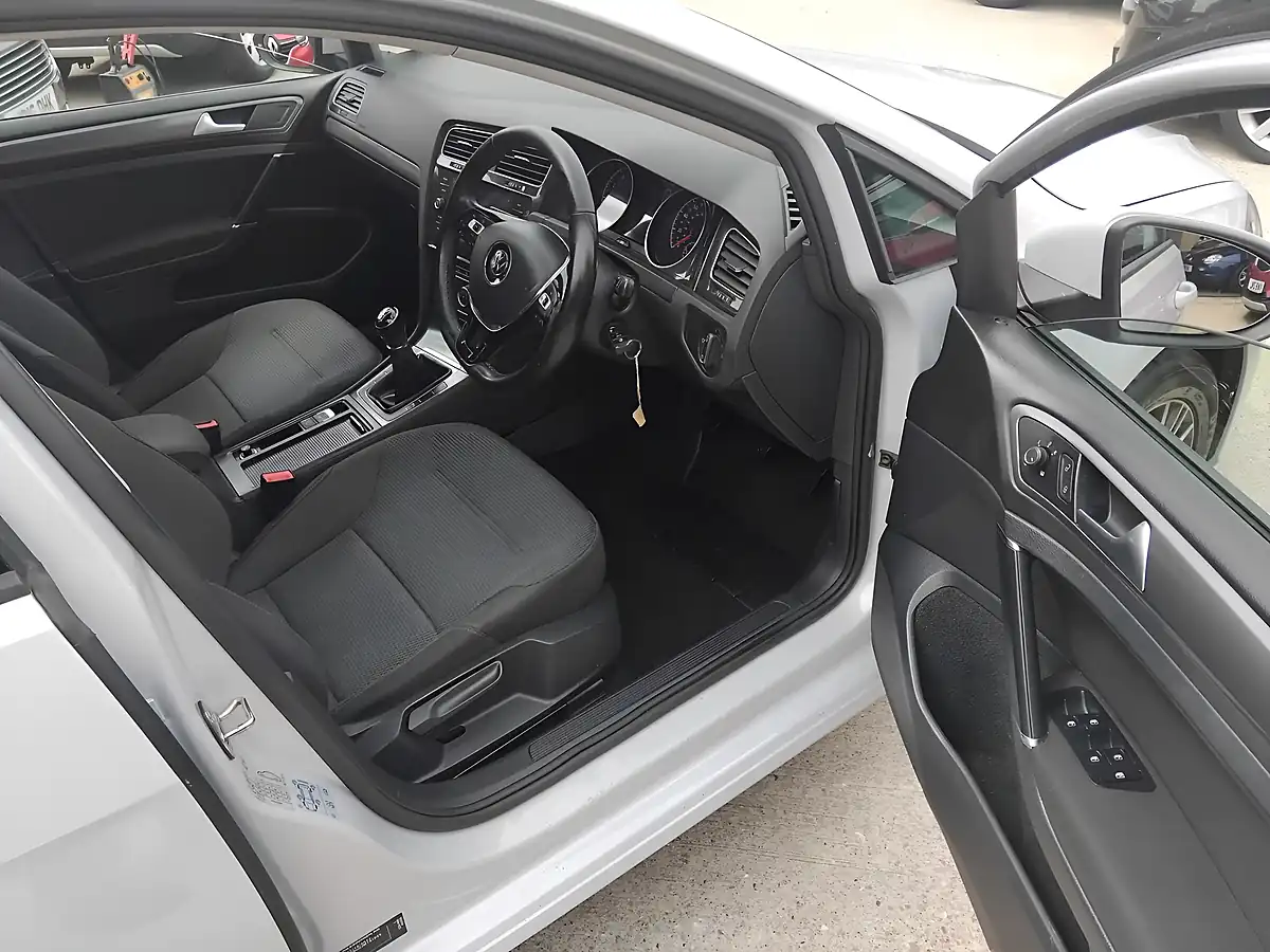 Used 2017 Volkswagen Golf Se Navigation Silver - Interior and Exterior details 16
