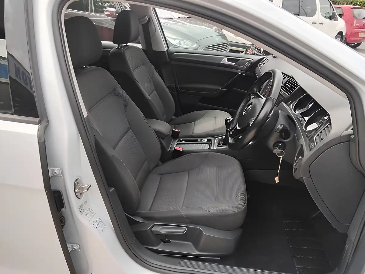 Used 2017 Volkswagen Golf Se Navigation Silver - Interior and Exterior details 17