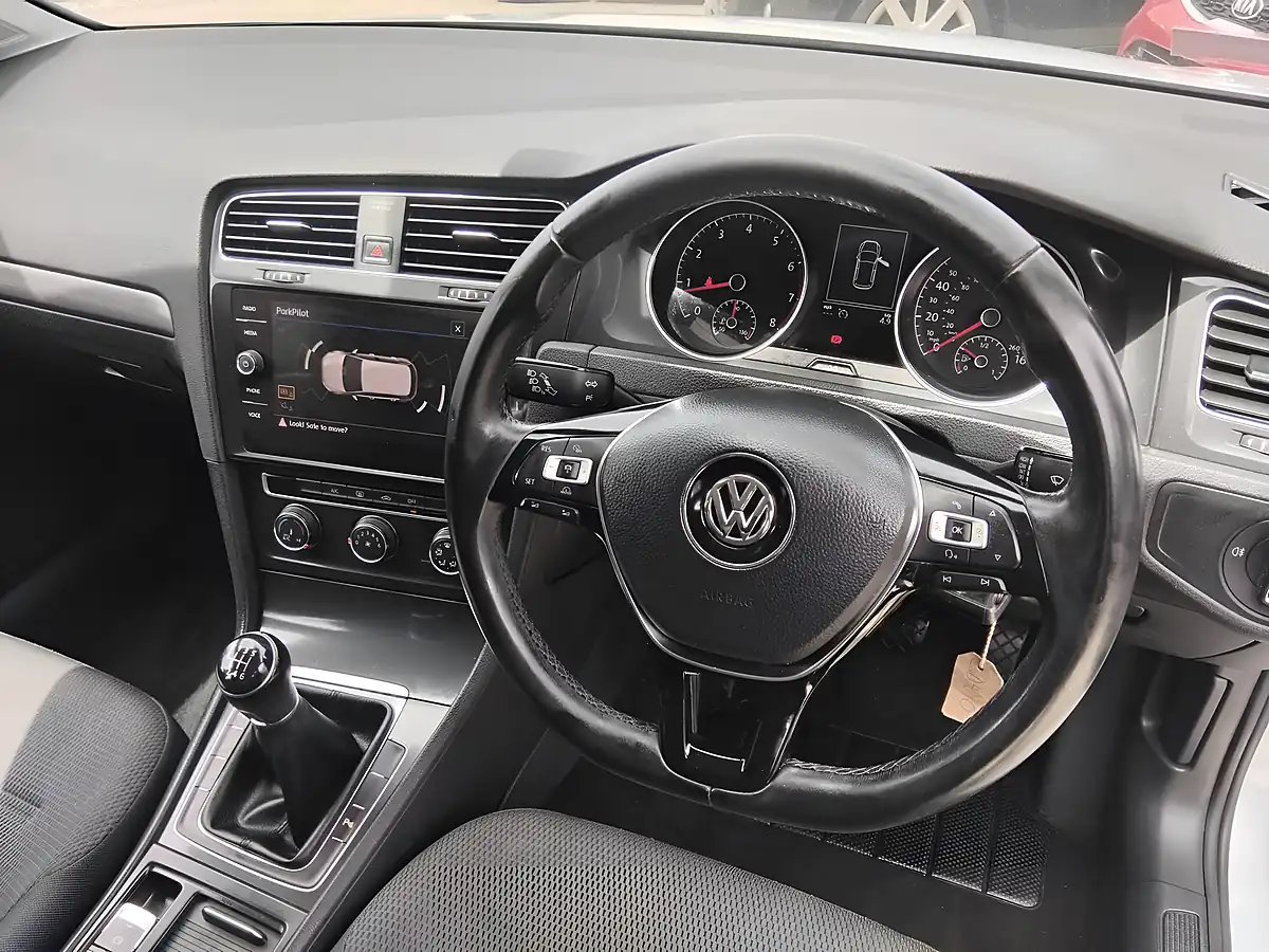 Used 2017 Volkswagen Golf Se Navigation Silver - Interior and Exterior details 19