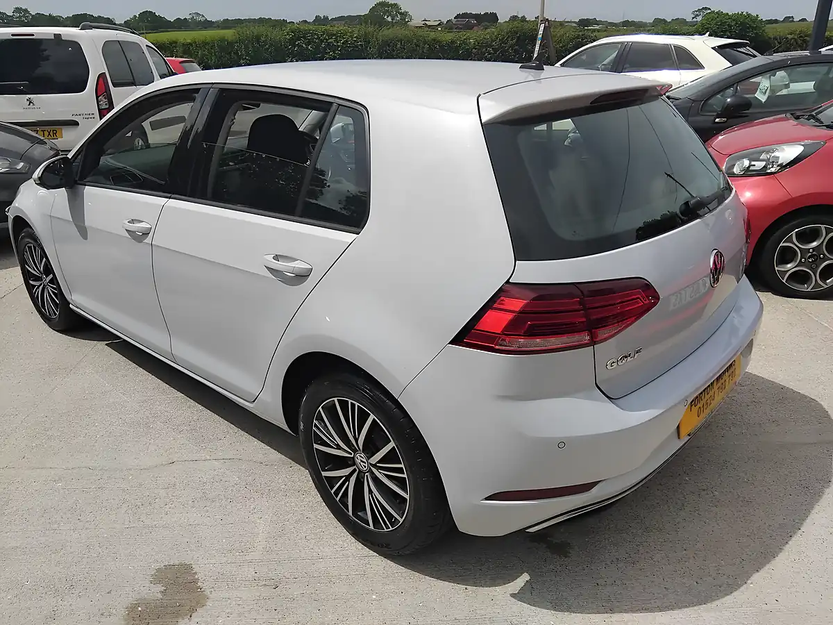 Used 2017 Volkswagen Golf Se Navigation Silver - Interior and Exterior details 6