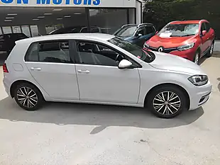 Used 2017 Volkswagen Golf Se Navigation Silver - Interior and Exterior details 9