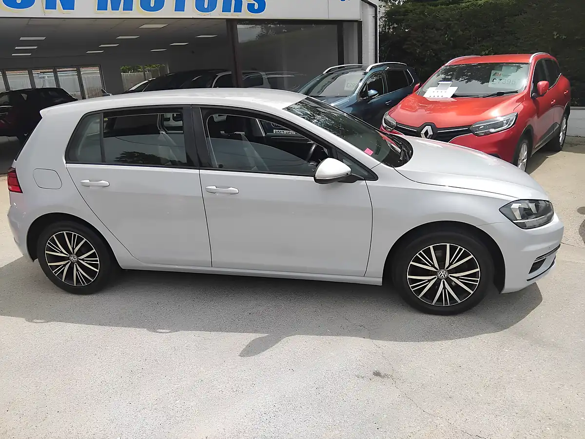 Used 2017 Volkswagen Golf Se Navigation Silver - Interior and Exterior details 9