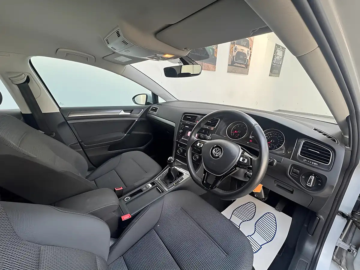 Used 2017 Volkswagen Golf Se Silver - Interior and Exterior details 10