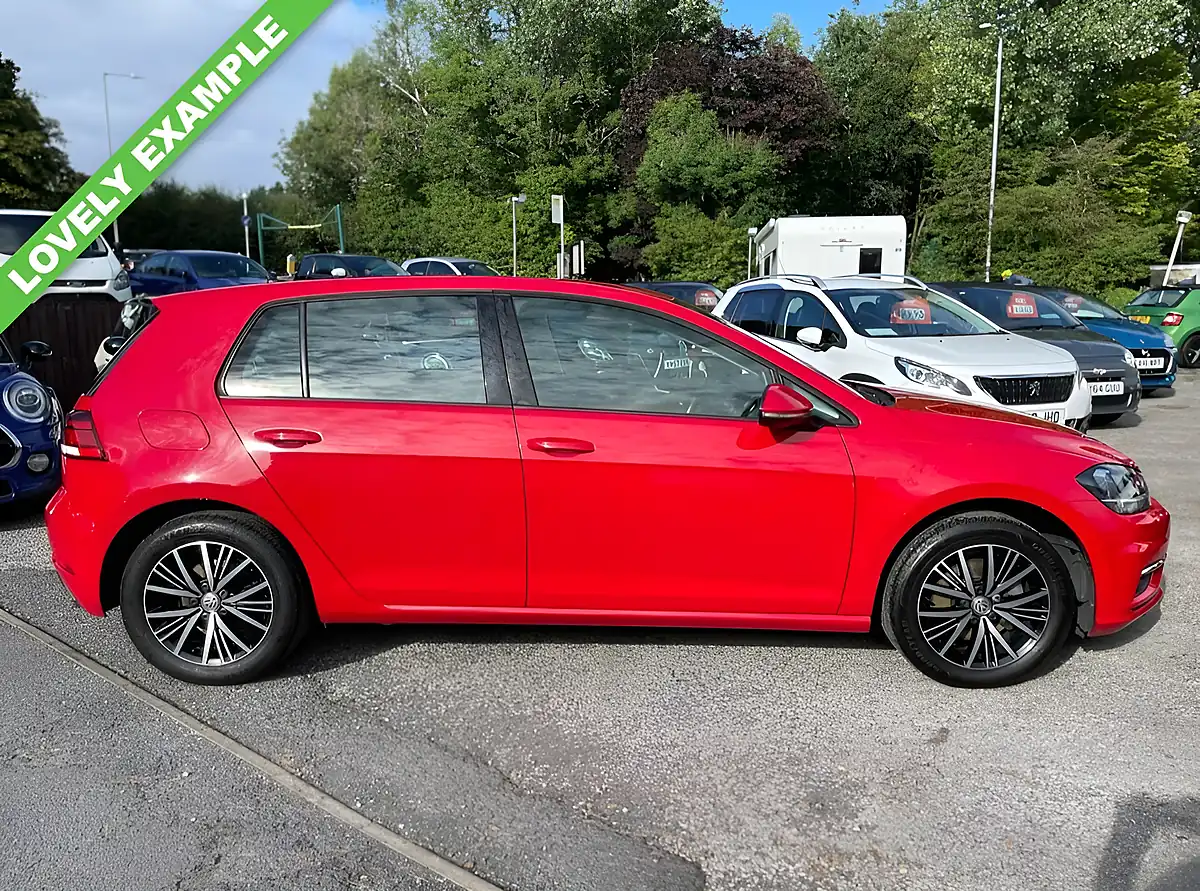 Used 2017 Volkswagen Golf Se Tornado Red - Front View