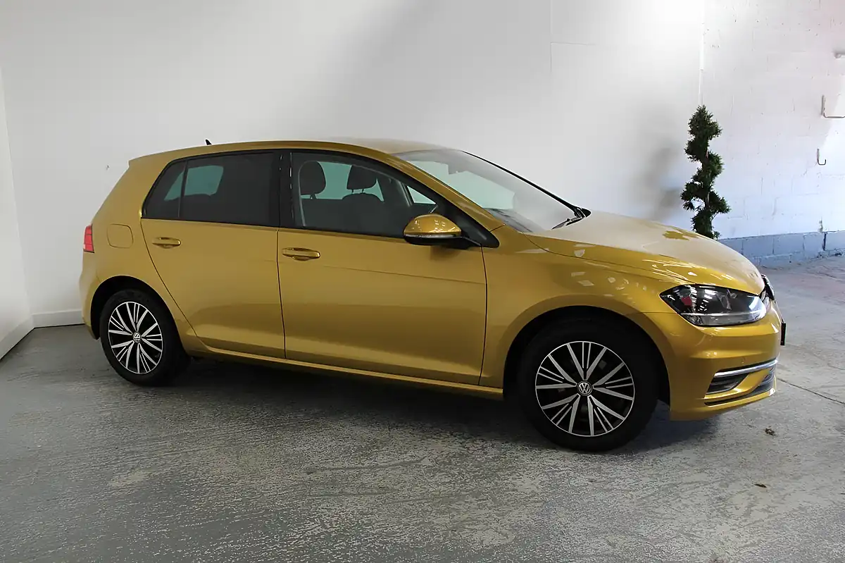 Used 2017 Volkswagen Golf Se Yellow - Interior and Exterior details 3