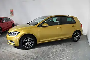 Used 2017 Volkswagen Golf Se Yellow - Interior and Exterior details 4