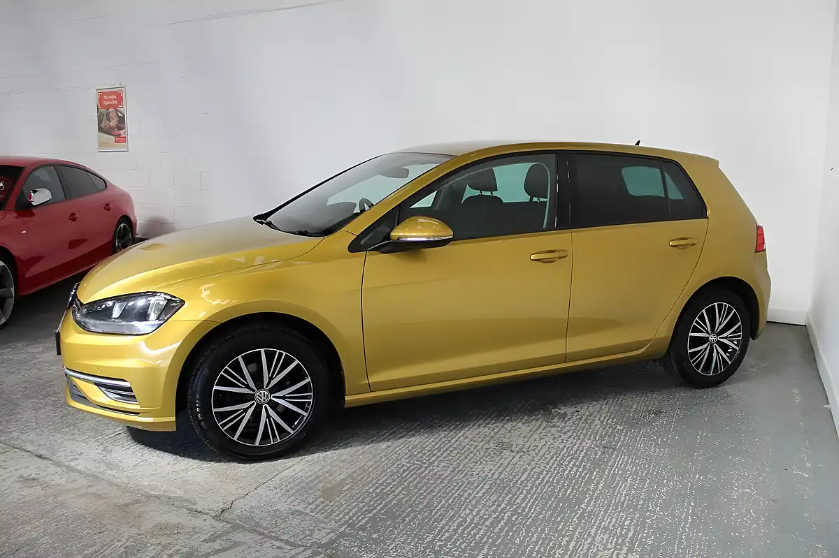 Used 2017 Volkswagen Golf Se Yellow - Interior and Exterior details 4