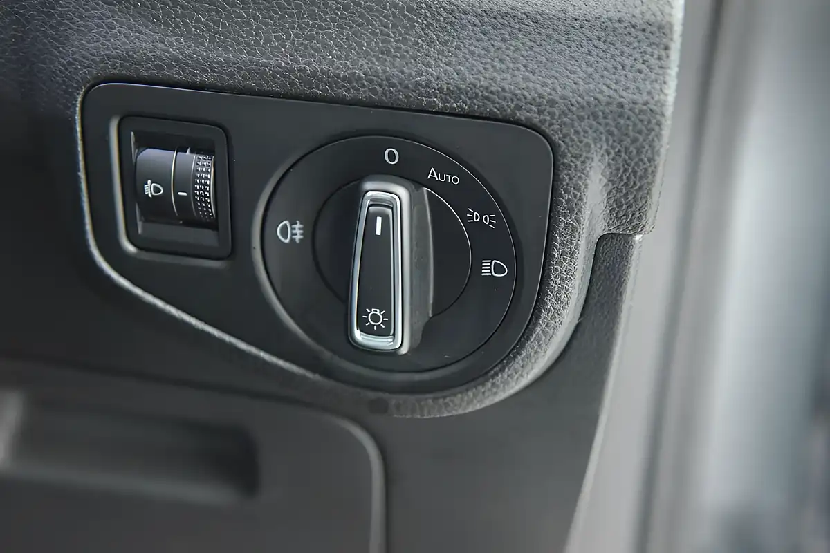 Used 2017 Volkswagen Golf Sv Bluemotion Tech Se Grey - Interior and Exterior details 7
