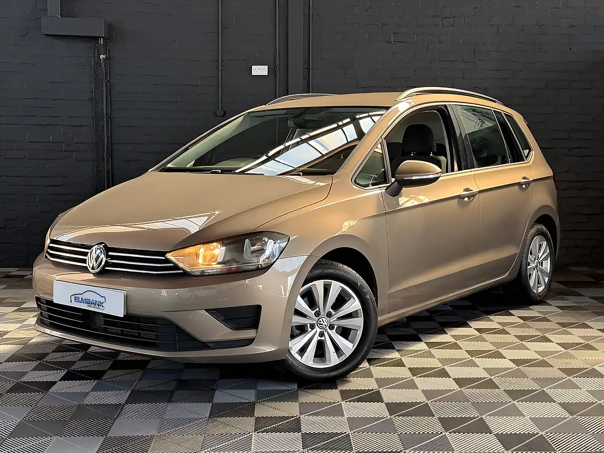 Used 2017 Volkswagen Golf Sv Se Bronze - Front View