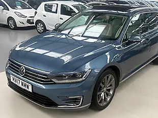 Used 2017 Volkswagen Passat Advance Blue - Interior and Exterior details 2