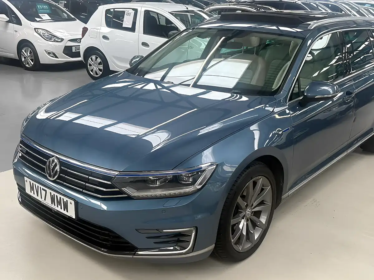 Used 2017 Volkswagen Passat Advance Blue - Interior and Exterior details 2
