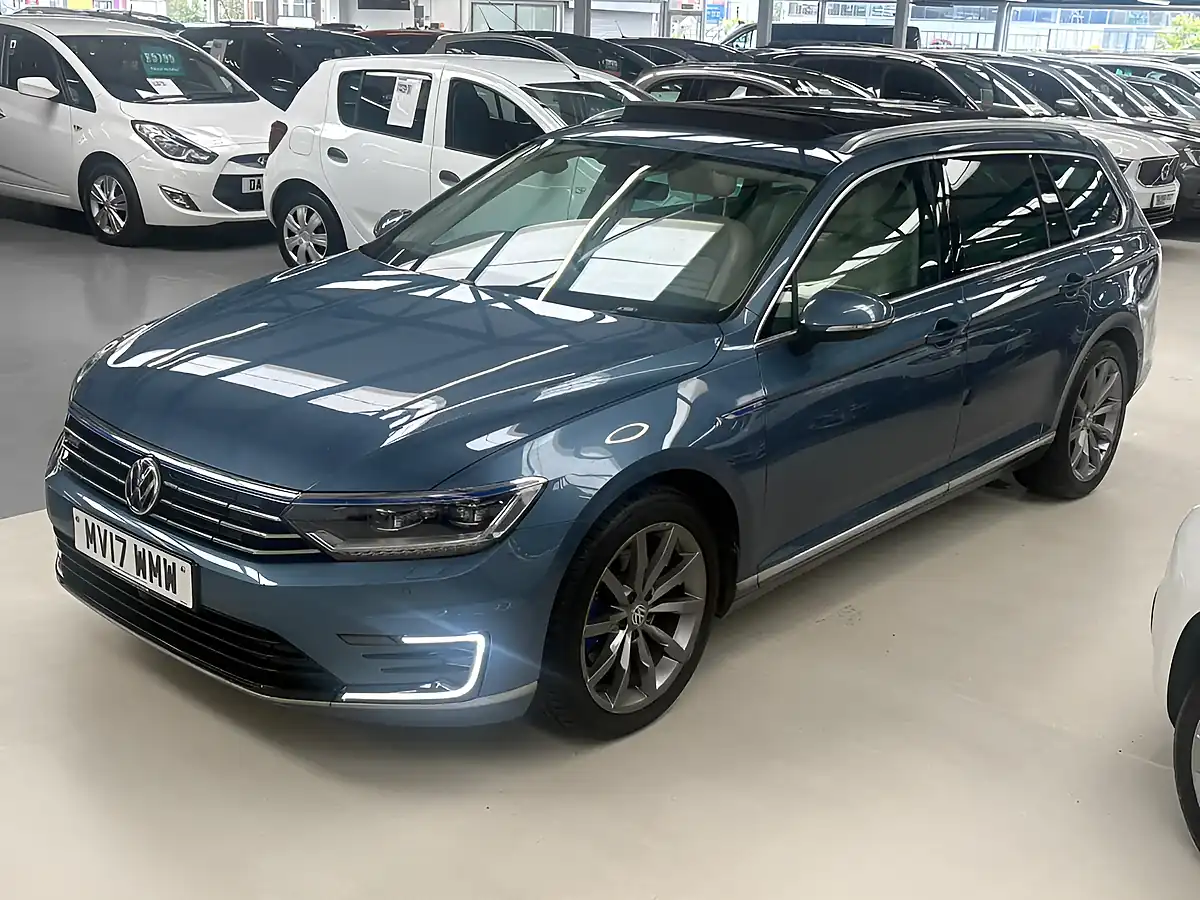 Used 2017 Volkswagen Passat Advance Blue - Interior and Exterior details 7