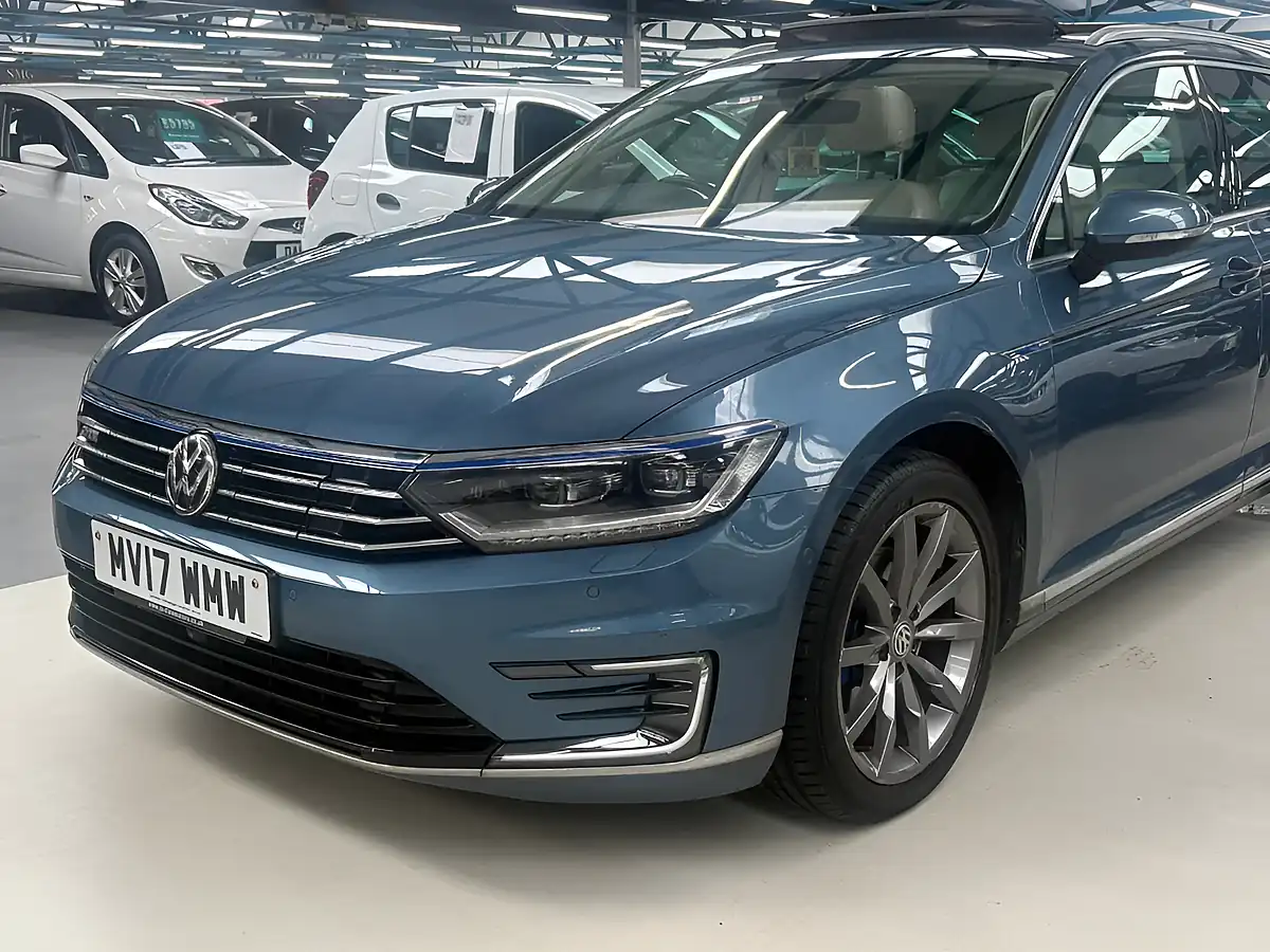 Used 2017 Volkswagen Passat Advance Blue - Interior and Exterior details 8