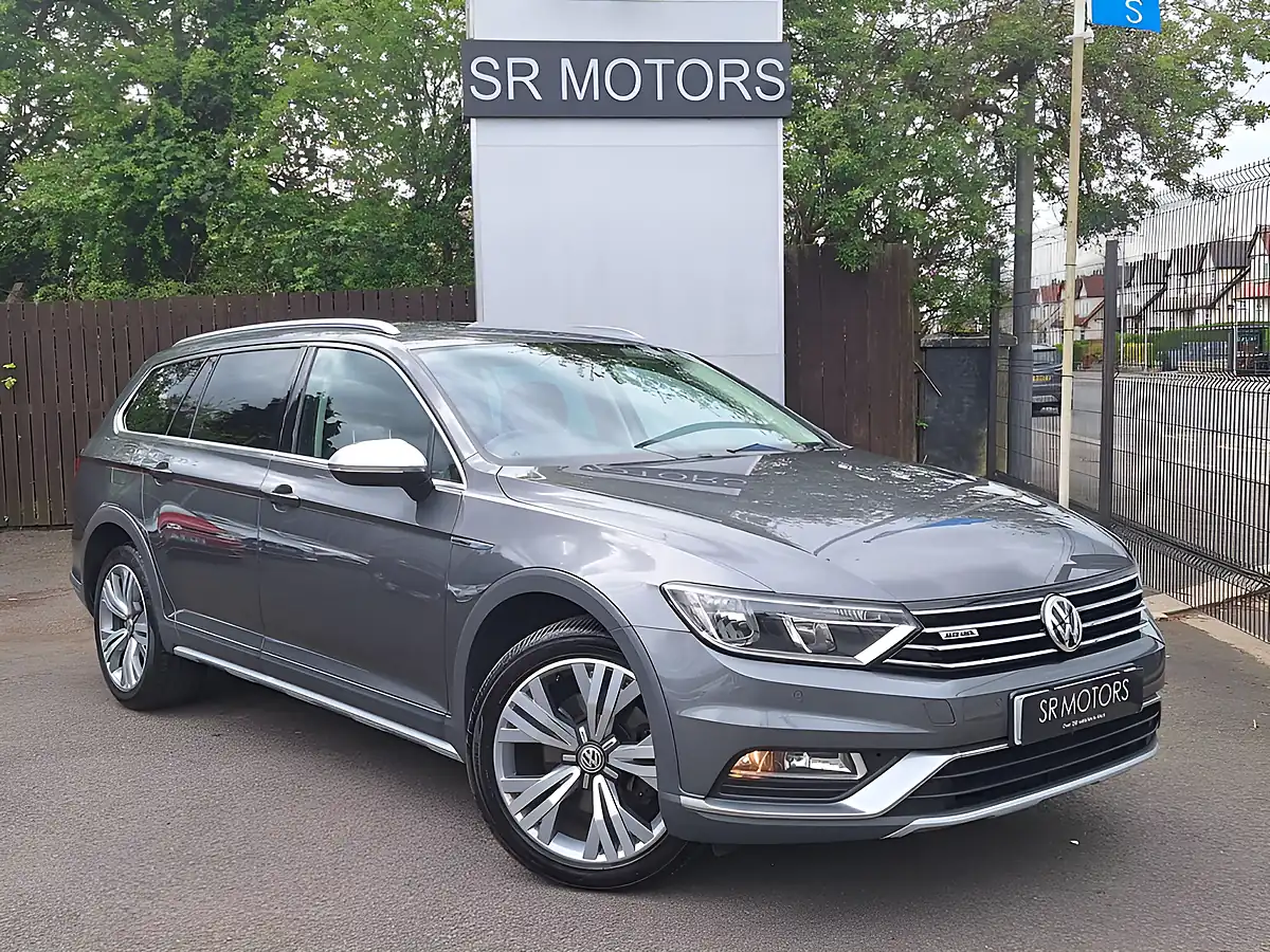 Used 2017 Volkswagen Passat Alltrack Grey - Front View