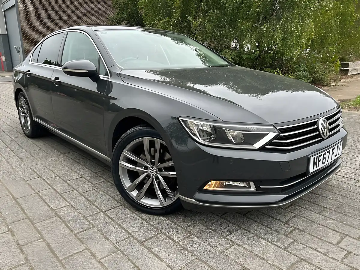Used 2017 Volkswagen Passat GT Grey - Front View