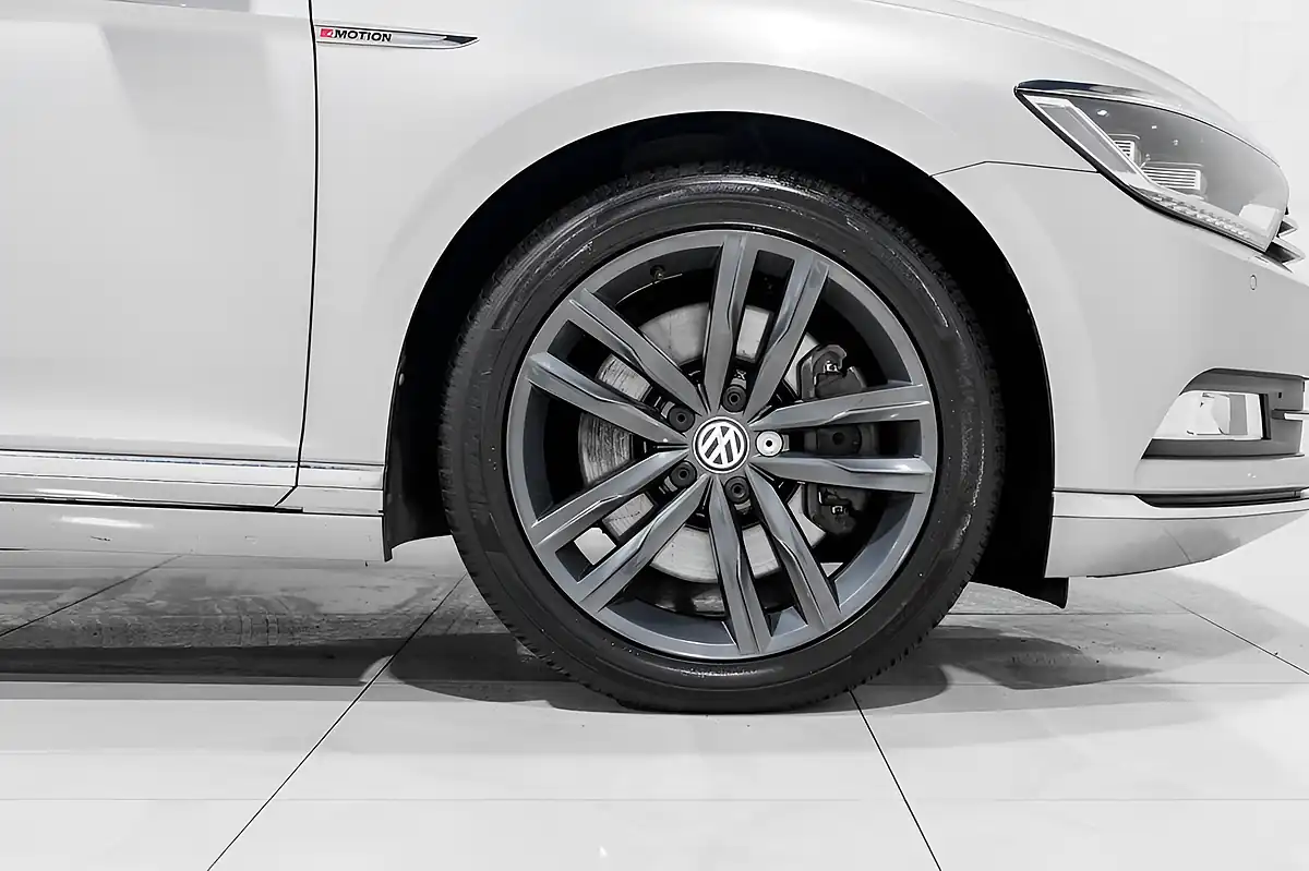Used 2017 Volkswagen Passat GT Silver - Interior and Exterior details 14