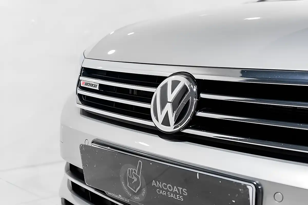 Used 2017 Volkswagen Passat GT Silver - Interior and Exterior details 4