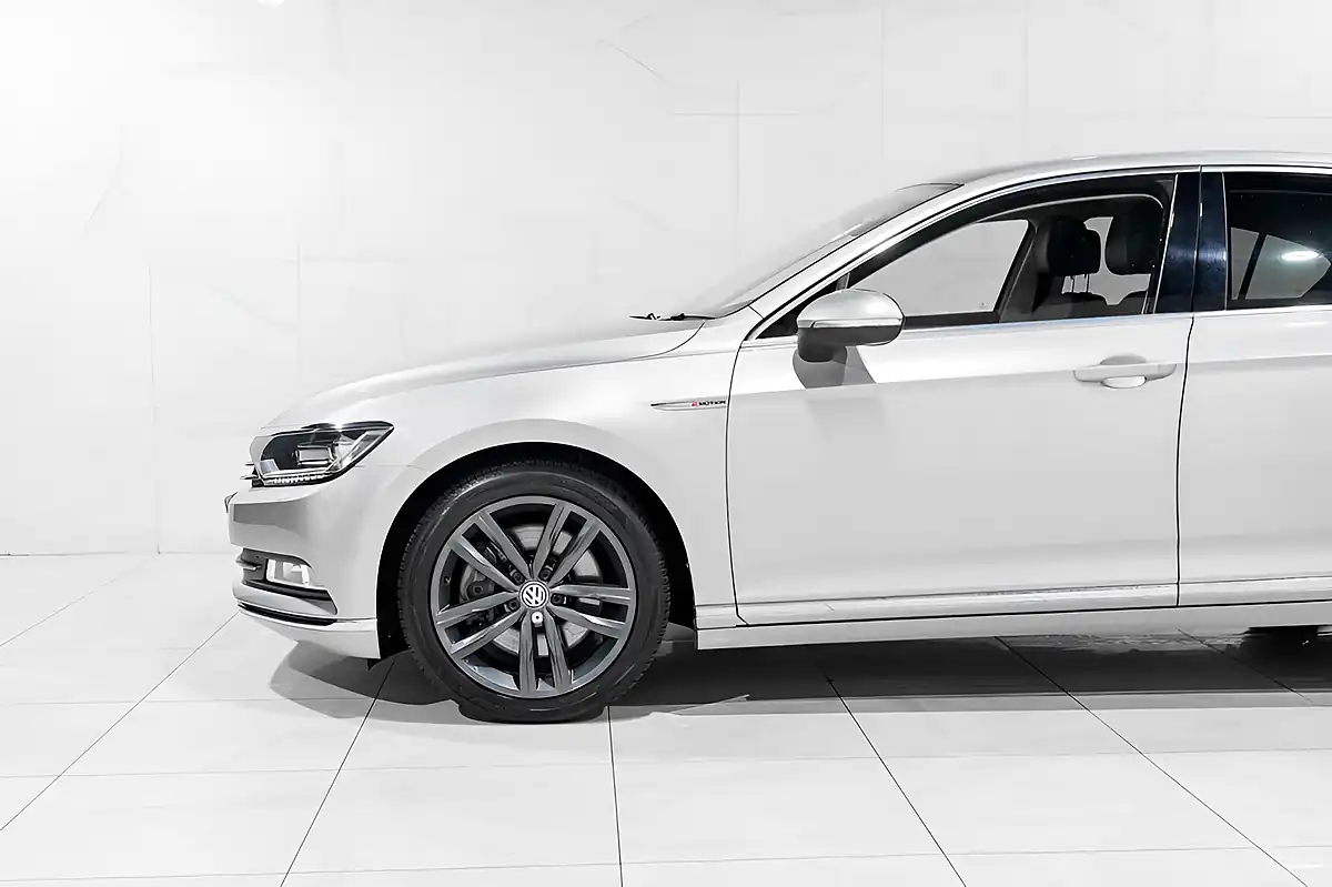 Used 2017 Volkswagen Passat GT Silver - Interior and Exterior details 5