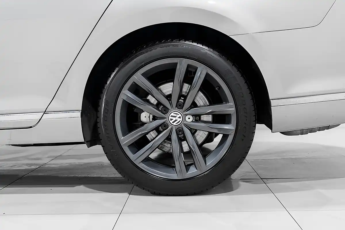 Used 2017 Volkswagen Passat GT Silver - Interior and Exterior details 9