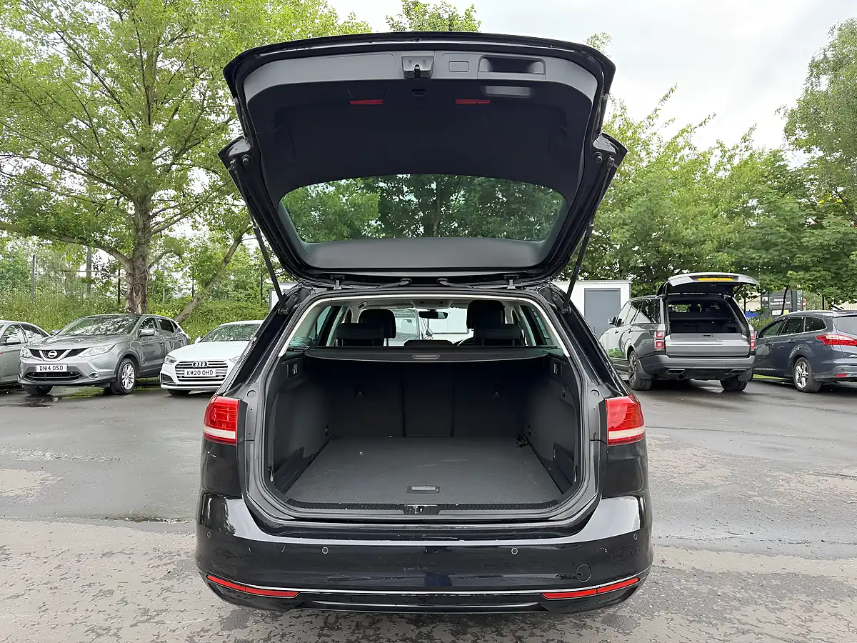 Used 2017 Volkswagen Passat Se Business Black - Interior and Exterior details 16