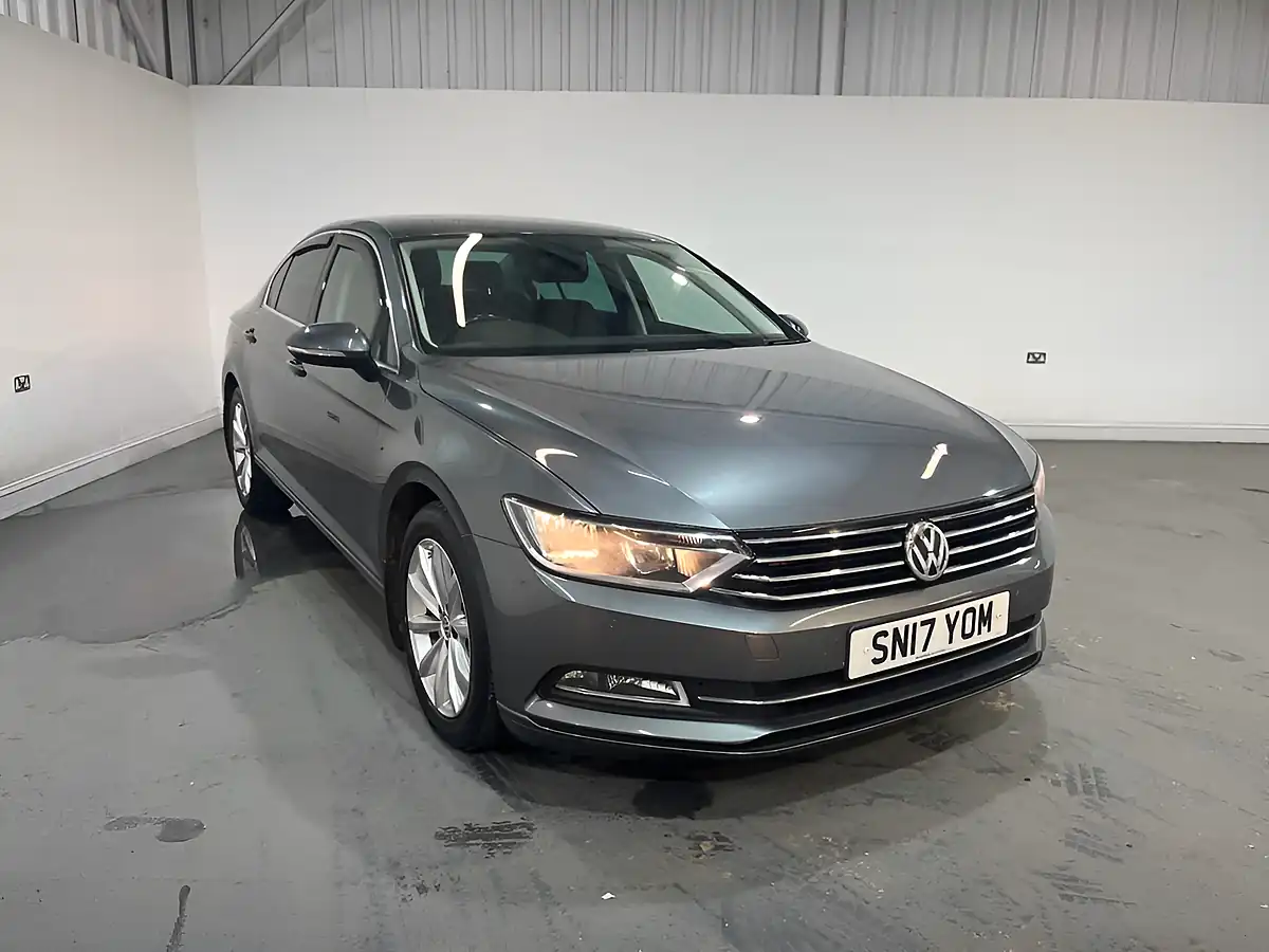 Used 2017 Volkswagen Passat Se Business Grey - Front View