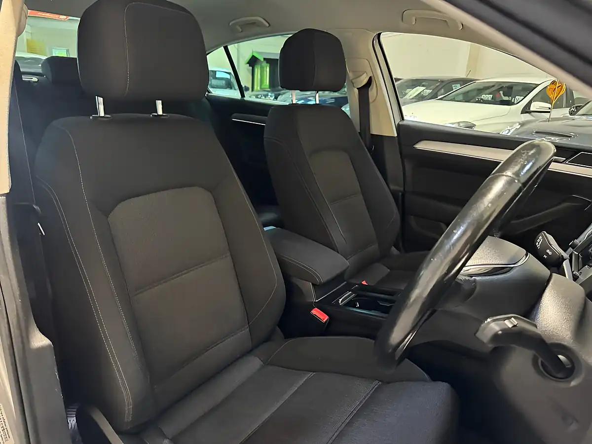 Used 2017 Volkswagen Passat Se Business Silver - Interior and Exterior details 10