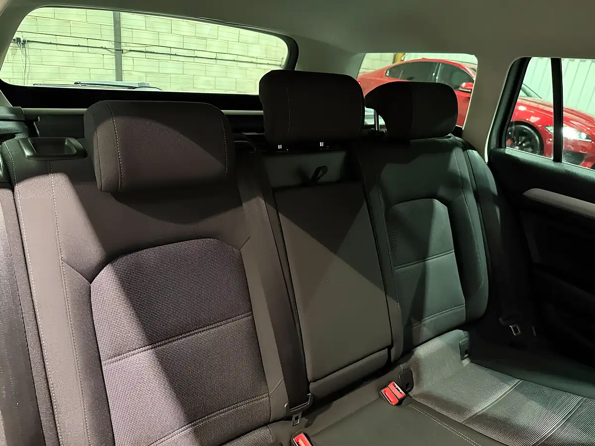 Used 2017 Volkswagen Passat Se Business Silver - Interior and Exterior details 13
