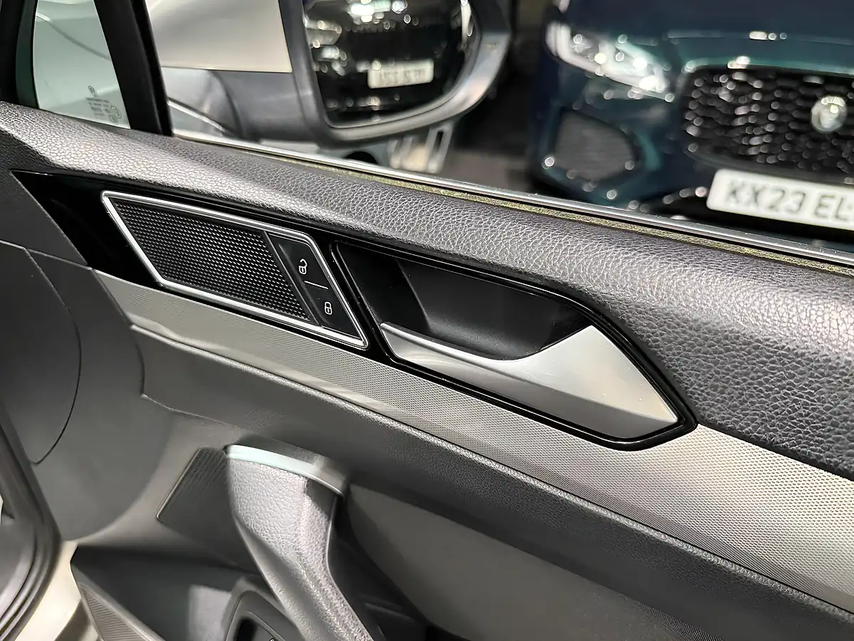 Used 2017 Volkswagen Passat Se Business Silver - Interior and Exterior details 16