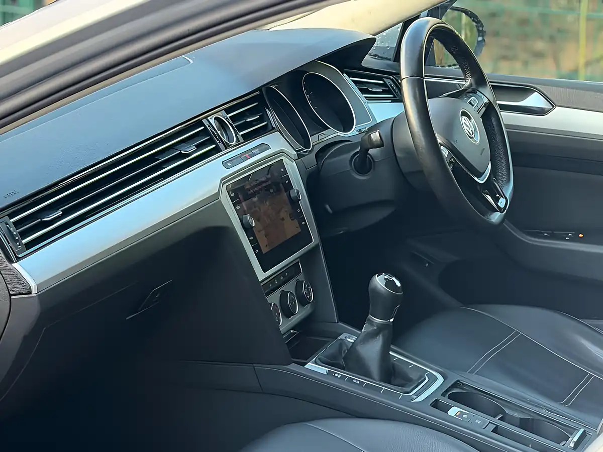 Used 2017 Volkswagen Passat Se Business Silver - Interior and Exterior details 11