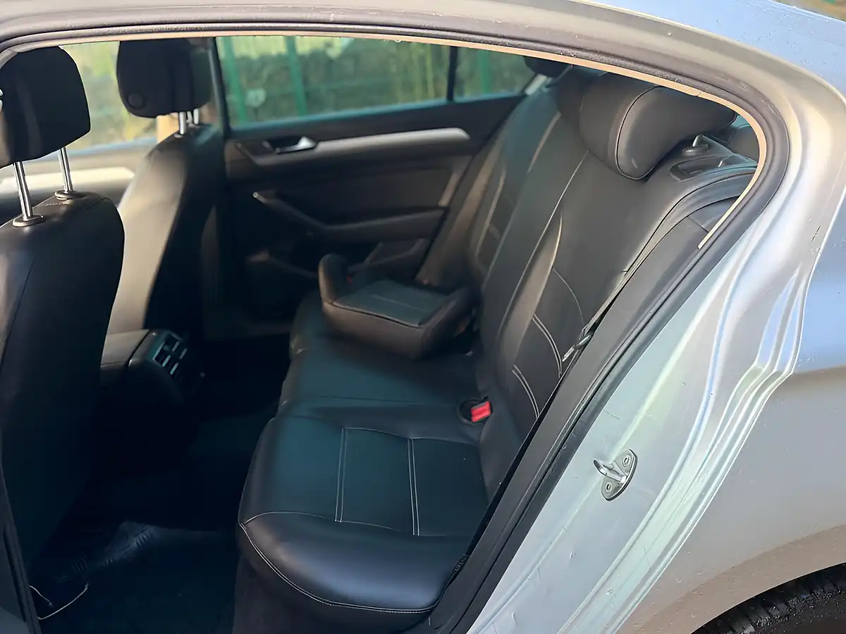 Used 2017 Volkswagen Passat Se Business Silver - Interior and Exterior details 13