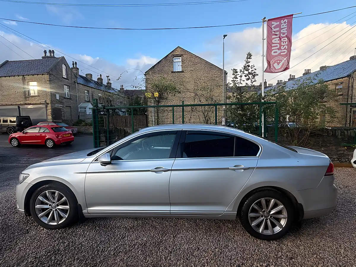 Used 2017 Volkswagen Passat Se Business Silver - Interior and Exterior details 3