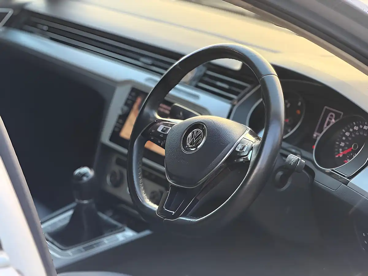 Used 2017 Volkswagen Passat Se Business Silver - Interior and Exterior details 9