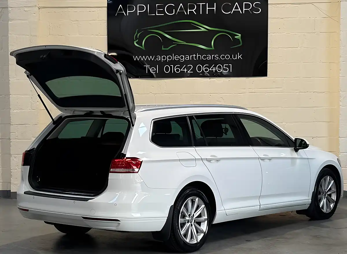 Used 2017 Volkswagen Passat Se Business White - Interior and Exterior details 5