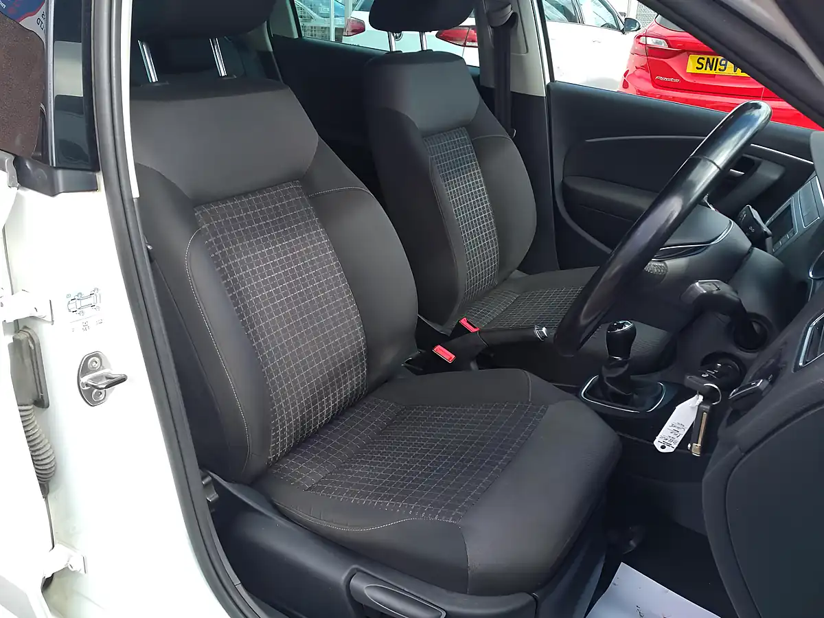 Used 2017 Volkswagen Polo Match Edition White - Interior and Exterior details 15