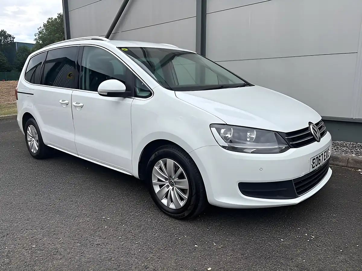 Used 2017 Volkswagen Sharan Se White - Front View