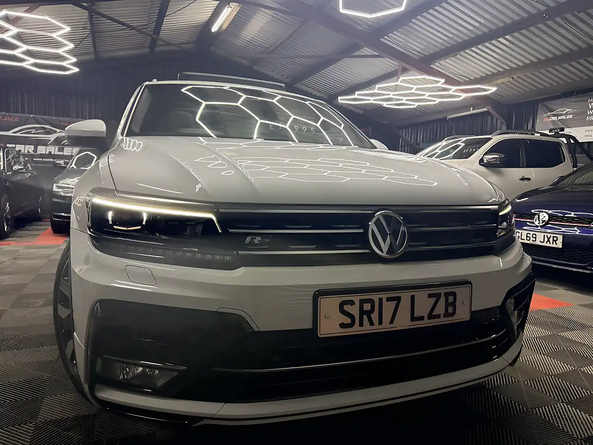 Used 2017 Volkswagen Tiguan Bluemotion Tech R-Line White - Front View