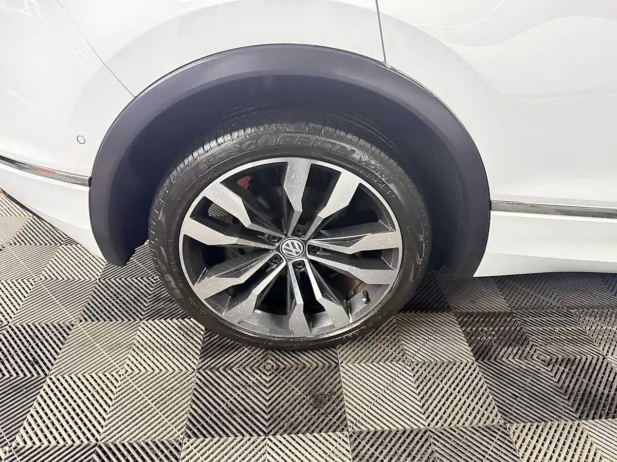 Used 2017 Volkswagen Tiguan Bluemotion Tech R-Line White - Interior and Exterior details 17